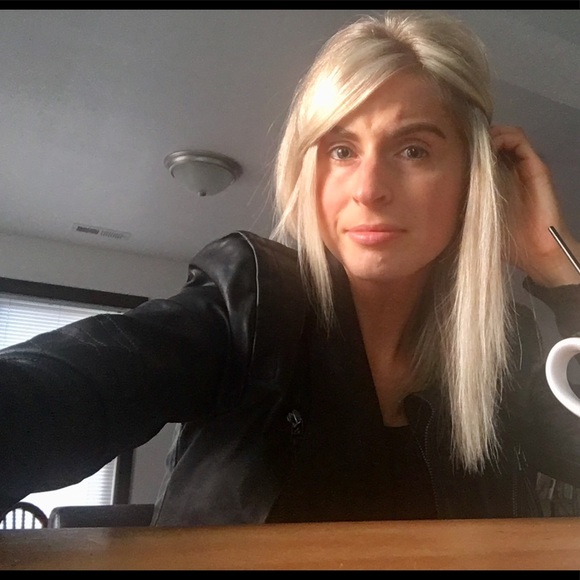 Meet your Posher, Courtney - Picture 2 of 7